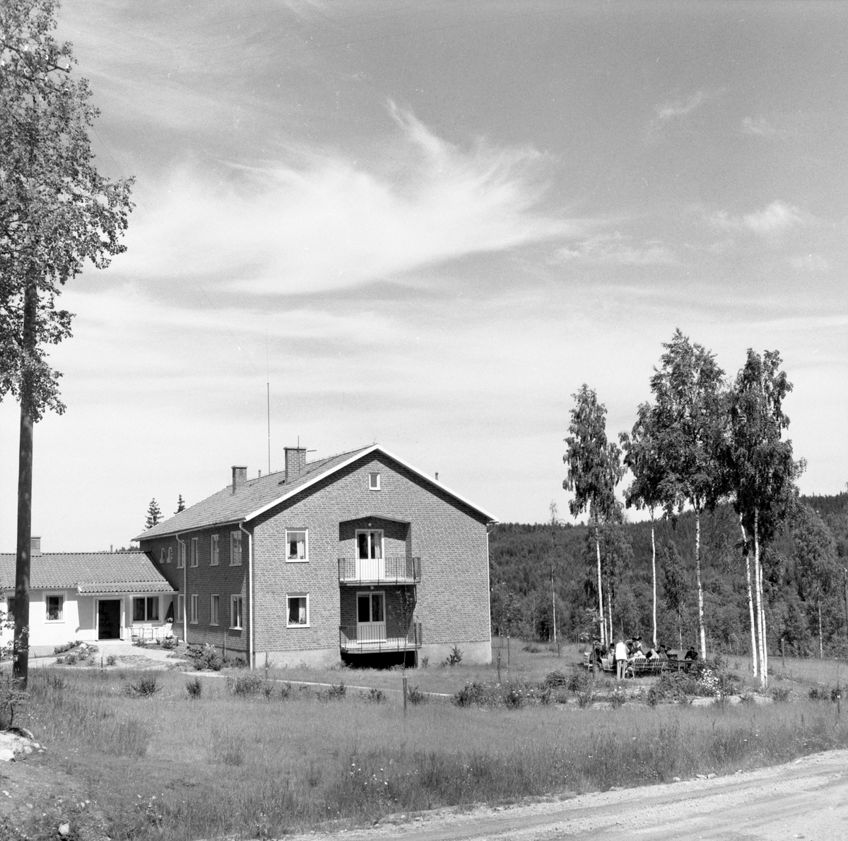 Någonstans i Värmland - från slutet av 1950-talet. Kommentar från en användare. "Kan vara gamla ålderdomshemmet i Lesjöfors, nuvarande  Esperantogården".