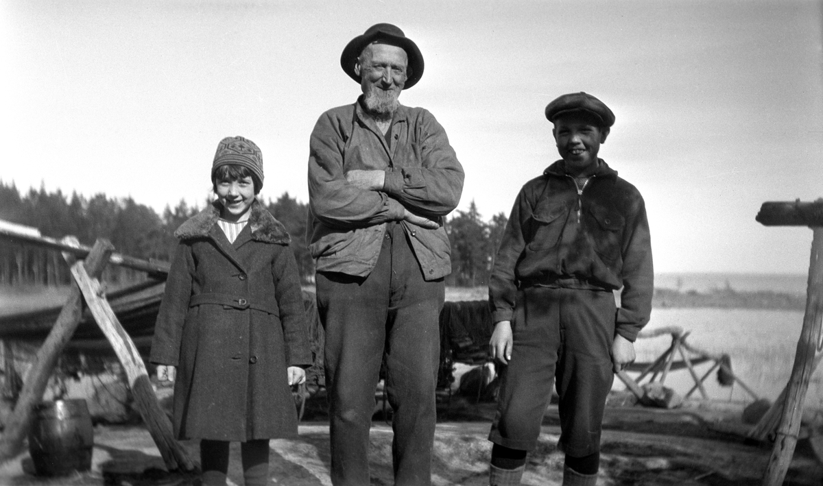 Framför fotografen nånstans ute på Hammarö runt 1930.