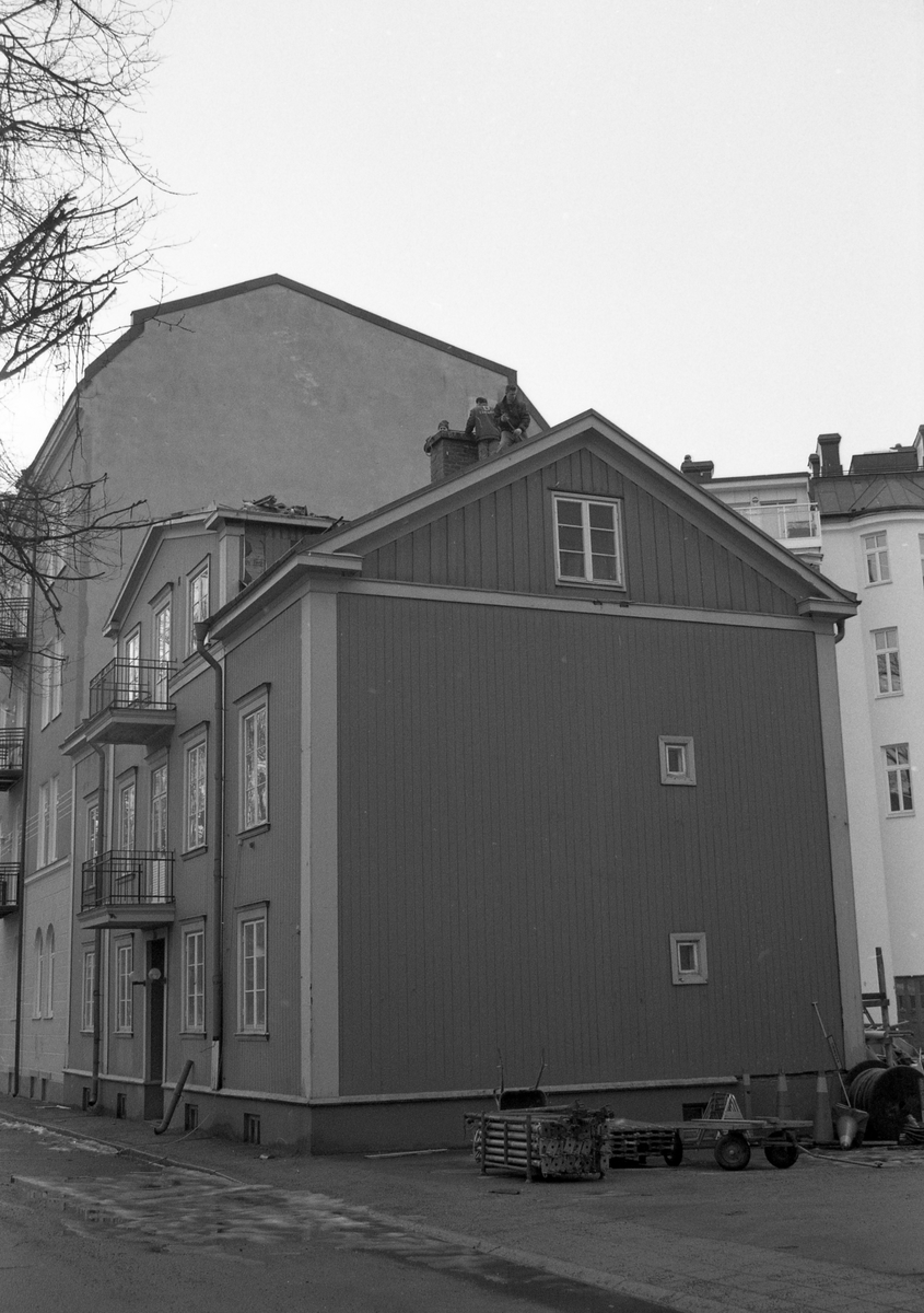 Fastigheten V Kanalgatan 7 B inför rivning våren 1993. Husbygget var påbörjat före branden 1865, kompletterades med 3:dje våningens frontespis 1927 och hann alltså nästan fylla 130 år.
