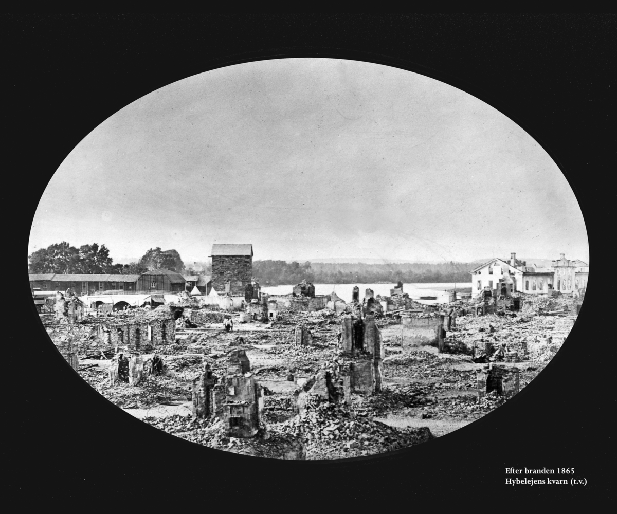 Karlstad efter branden 1865. Hybelejens kvarn till vänster och resterna efter Järnvågen till höger. Fotot togs av Bernhard Elis Hallberg (1830-1894), verksam i Karlstad från 1858 och ett tiotal år framåt. Senare i livet blev han gasverkskamrer.
