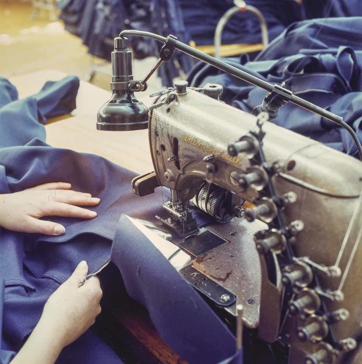 Group no. 64-55-00-00 Picture no. 168550..Konfeksjonsindustri.syerske i arbeid - detaljer