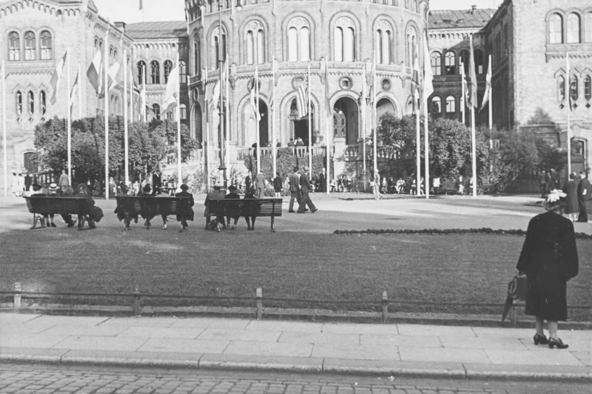 Stortinget sommeren 1939. Flaggborg foran Stortinget i forbindelse med Den Interparlamentariske unions 35. konferanse.