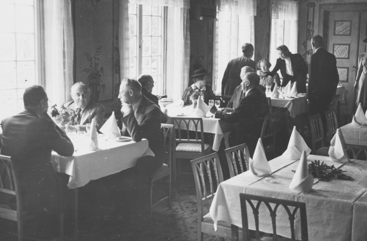 Lunsj på Folkemuseets restaurant for deltagere på internasjonal godstogkonferanse i Oslo i august 1939.