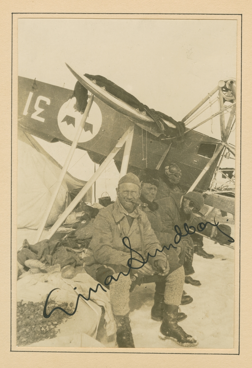 Signerat porträttfotografi av Einar Lundborg och annan besättning strandsatta på isen vid havererat flygplan S 6 Fokker vid Spetsbergsexpeditionen 1928.