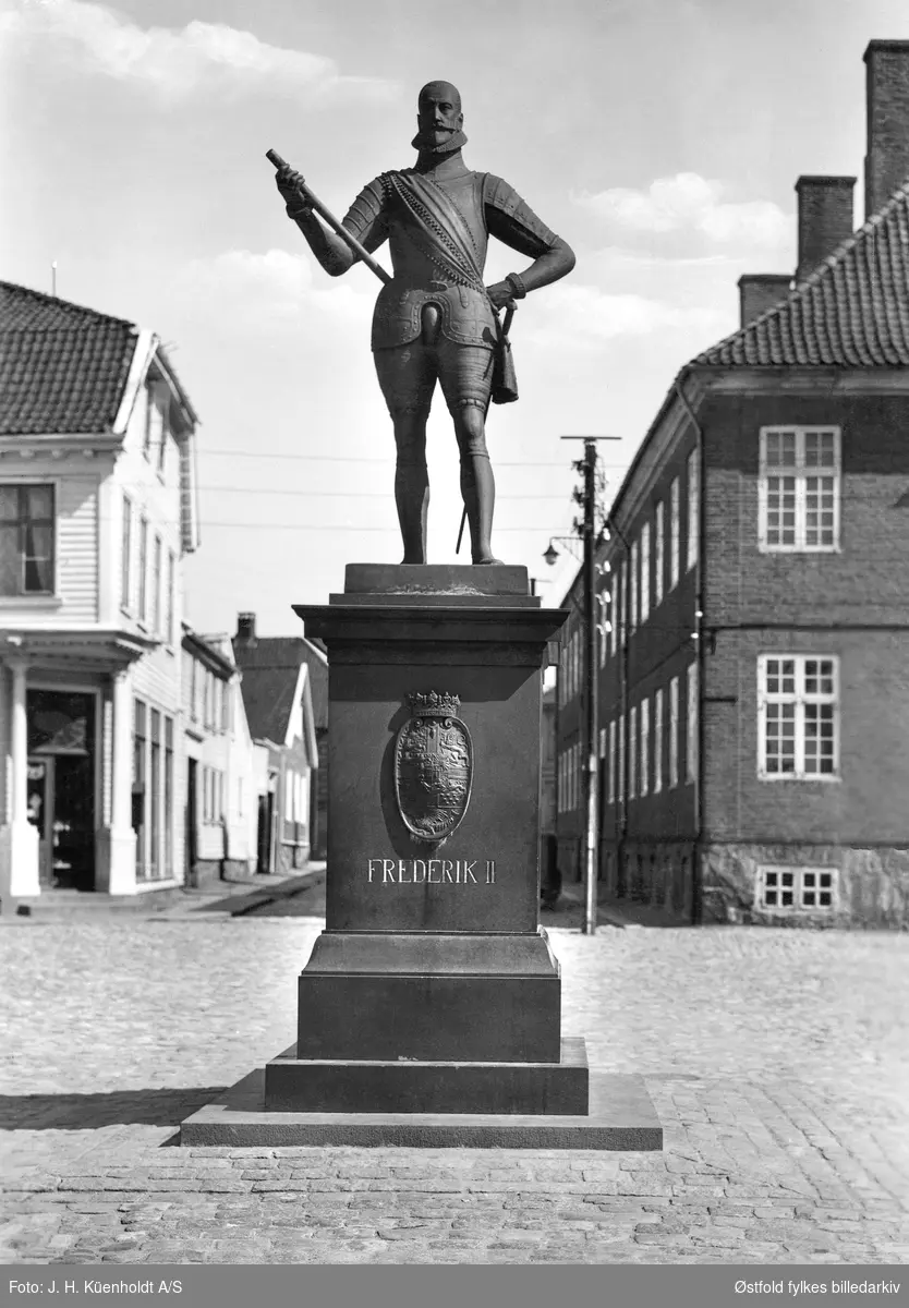 Kongens torv i Gamlebyen, Fredrikstad. Statue av Fredrikstads grunnlegger kong Fredrik II, laget av professor Wilhelm Rasmussen, på sokkelen Oldebborgernes våpen-skjold, 12.09.1917.