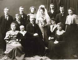 Brudepar i Vangsvik i Tranøy sammen med slekt