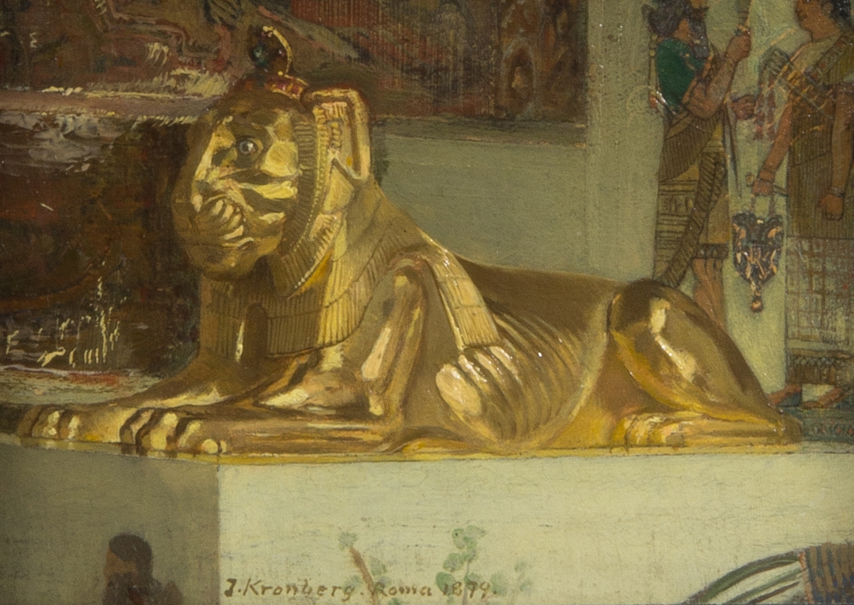 Ett förgyllt lejon som ligger på en vit sockel. I bakgrunden stående målade figurer i assyrisk stil.