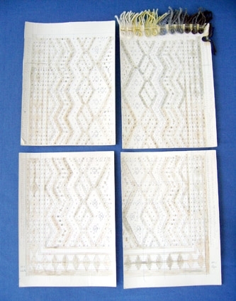 Arbetsskisser, blyrtspenna på rutpapper, till ryamattan "Leksandsryan", komponerad av Maria Bortas, föreståndarinna på Leksands Hemslöjd 1932-1960.
WLHF-1307:1-:4 - 4 st ritningar på rutpapper limmat på kartong, 325x235 mm. Olika delar av mönstret, hörn och sidobård. :2 har garnprover fästa på ena kortsidan.
WLHF-1307:5 - Arbetsritning på mm-papper, visar ett hörn på mattan. Mått 340x210 mm.
WLHF-1307:6 - Arbetsritning på rutpapper, 3 delar hoptejpat. 555x280 mm. Garnprover i ena kanten.
WLHF-1307:7 - Rullad arbetsritning på mm-papper. 620x500 mm. Hela mattans mönster utritat i liten skala. Blyerts och gul penna.