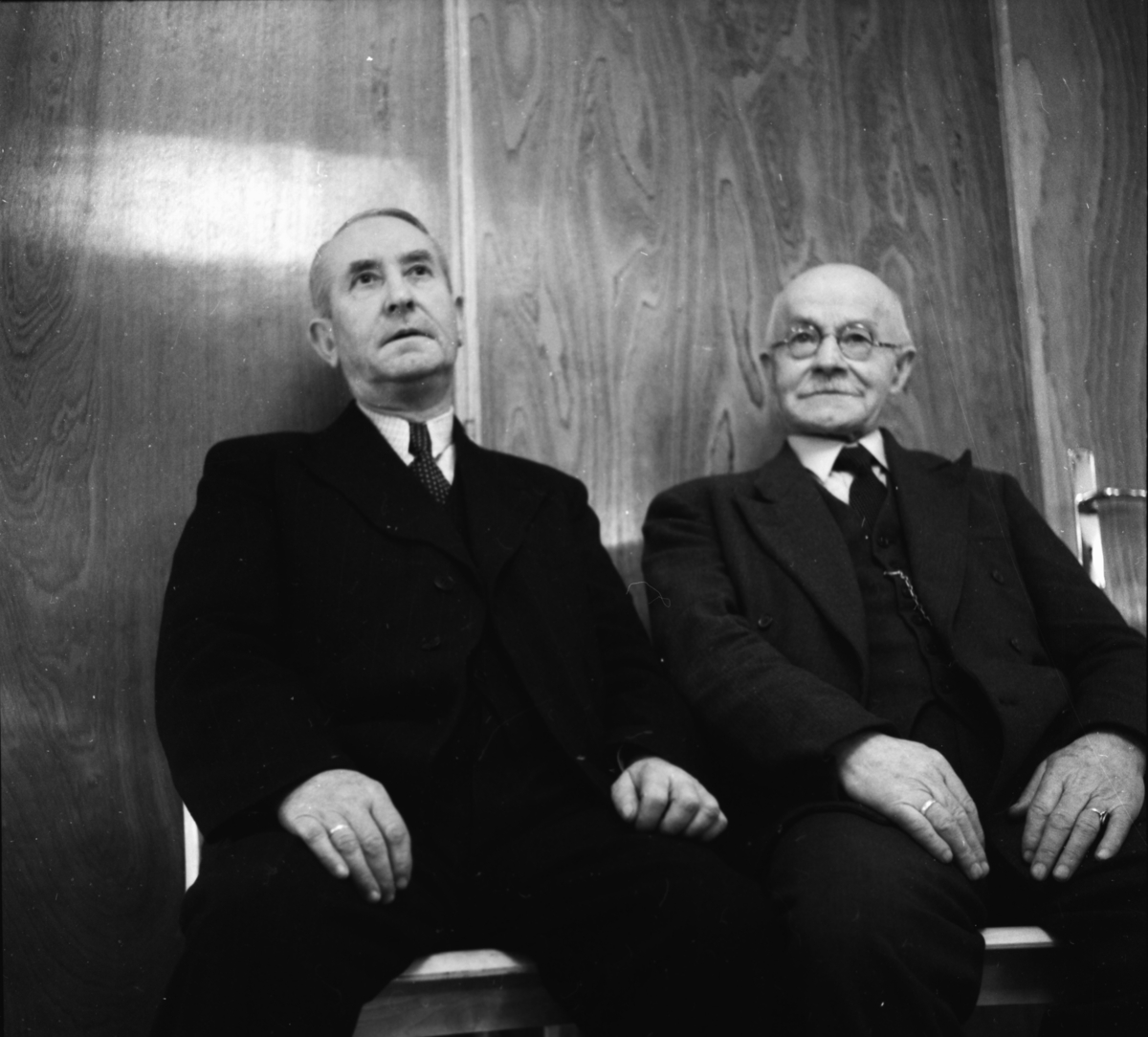 Vardens arkiv. "Gamle og nye formann i styret for Skiens Gamleheim. Johanes Jensen og Andreas Olsen" 13.01.1954