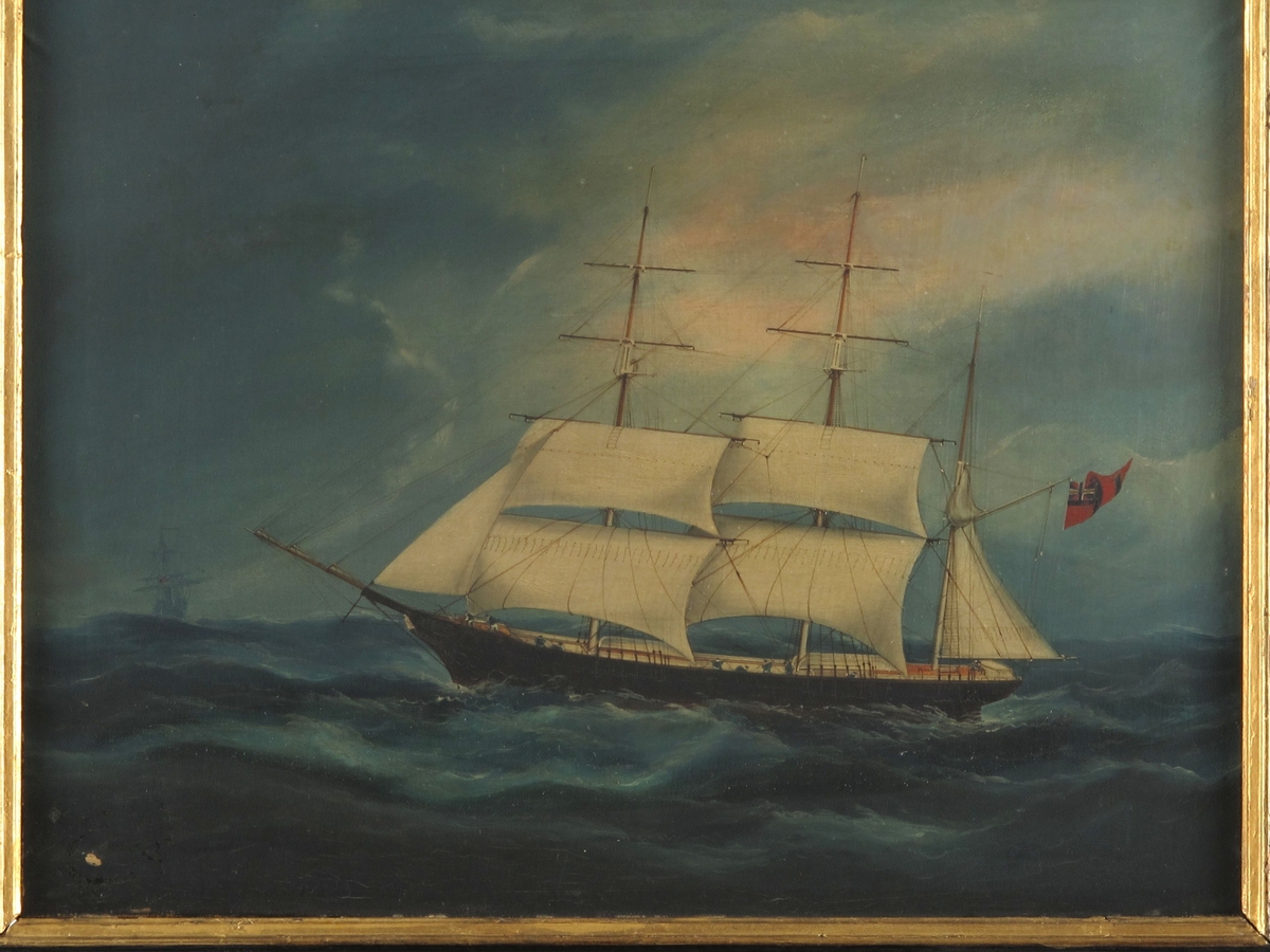 Bark "Otilia", med kurs mot venstre, redusert seilføring, sortmalt skrog m. navnet malt i baugen, norsk unionsflagg  under gaffelen. Mørk sjø og skyet himmel.