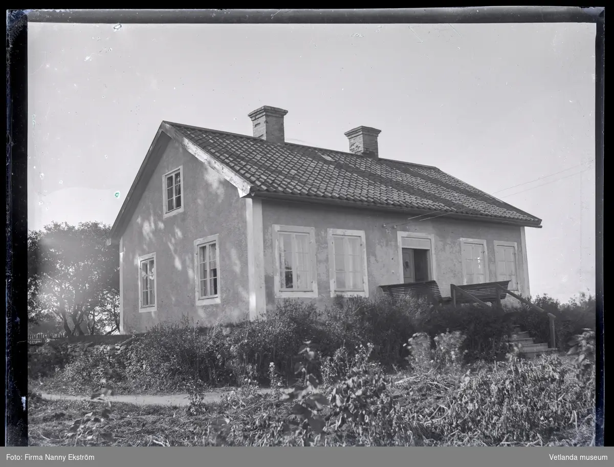 Jannehill i Bäckseda. Huset byggdes 1831 på en avstyckad tomt från Bäckseda Storegård Östra. Det var löjtnanten och greven Otto Mörner f. 1801 med hustru Juliana Catrina f. Lilja 1798 som lät uppföra huset. Huset finns kvar på samma plats ( 2016) och ligger på Lyckåsvägen 9.