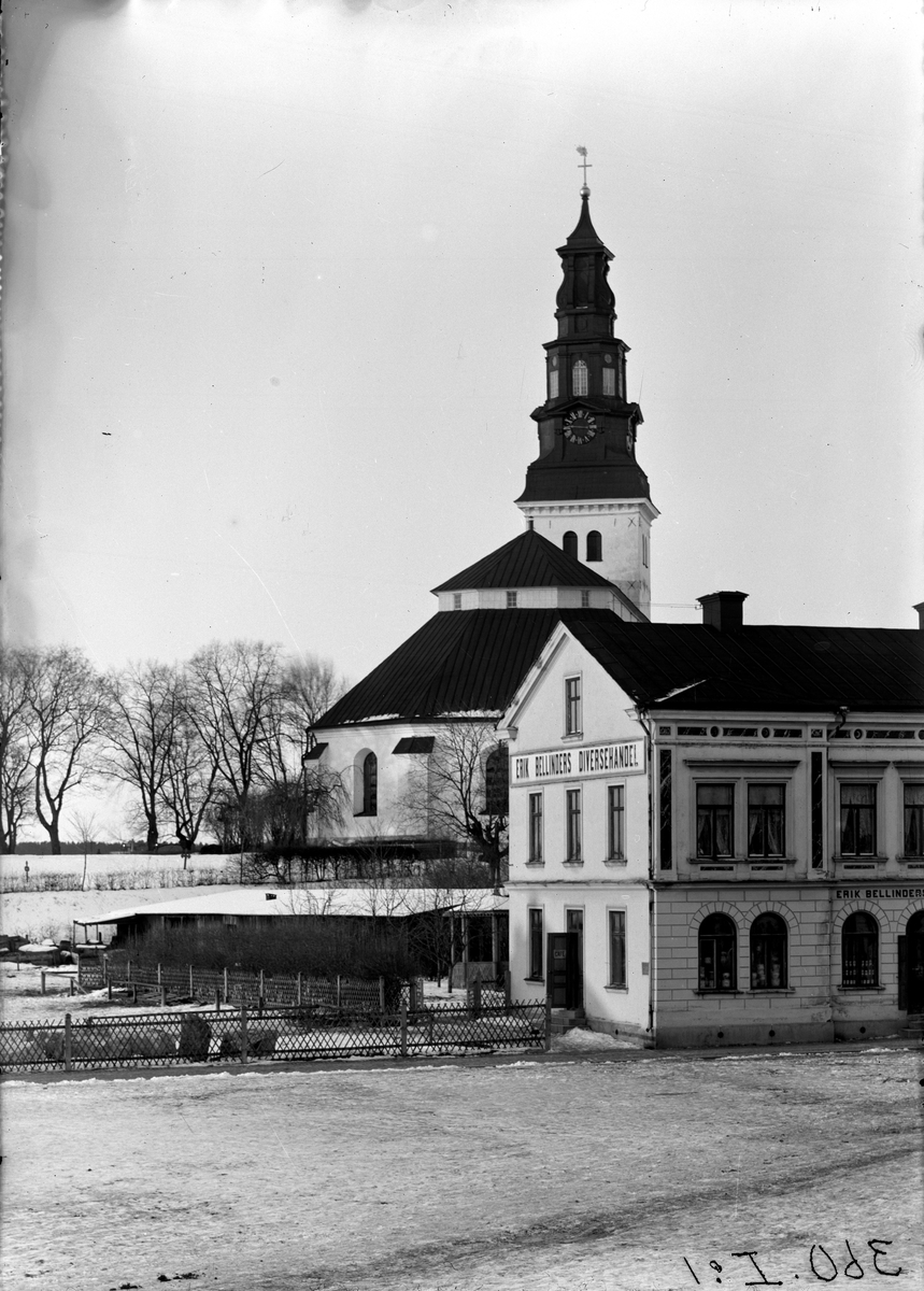 Köpings kyrka, Bellinders diversehandel i förgrunden.
Fotograf E F Hultgren.