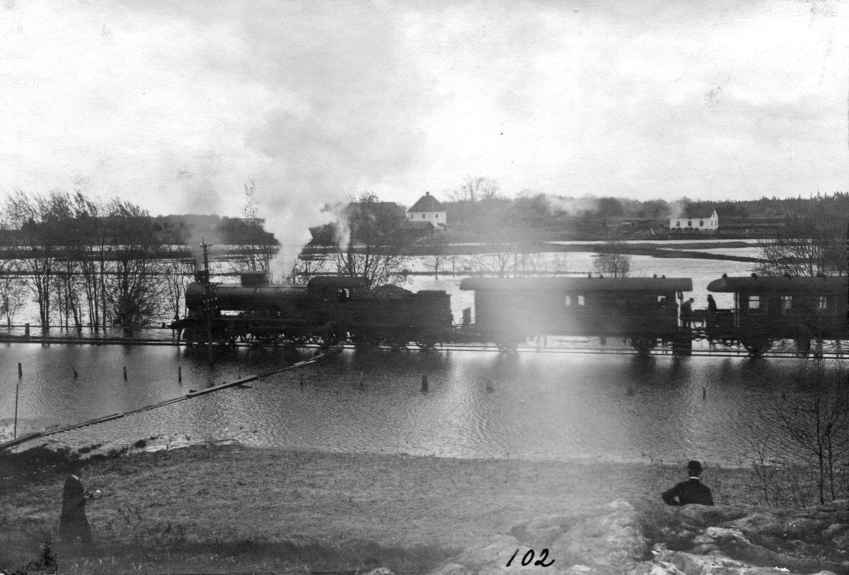 SWB:s tåg. Översvämning mellan Hyttan & Norsa 1925.