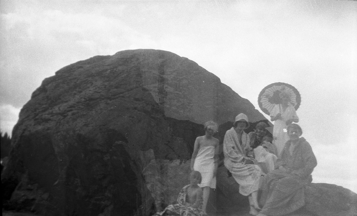 Badscen från Rullsand vid Brämen. Från vänster Lilian Holmstedt, arrendatorns dotter Eva Lundberg, Anna Larsson, Elna Brundin och hennes döttrar. Foto 1927.