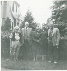 3 kvinner og 2 menn er avbildet utenfor et bolighus i Minnea