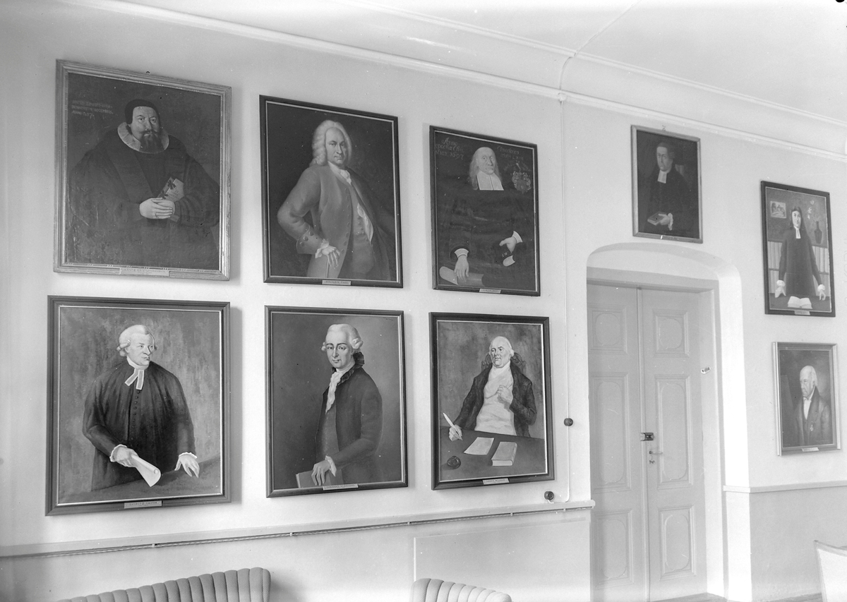 Bøker fra Søren Kleist sitt bibliotek og maleri av tidligere rektorer ved Trondheim Katedralskole