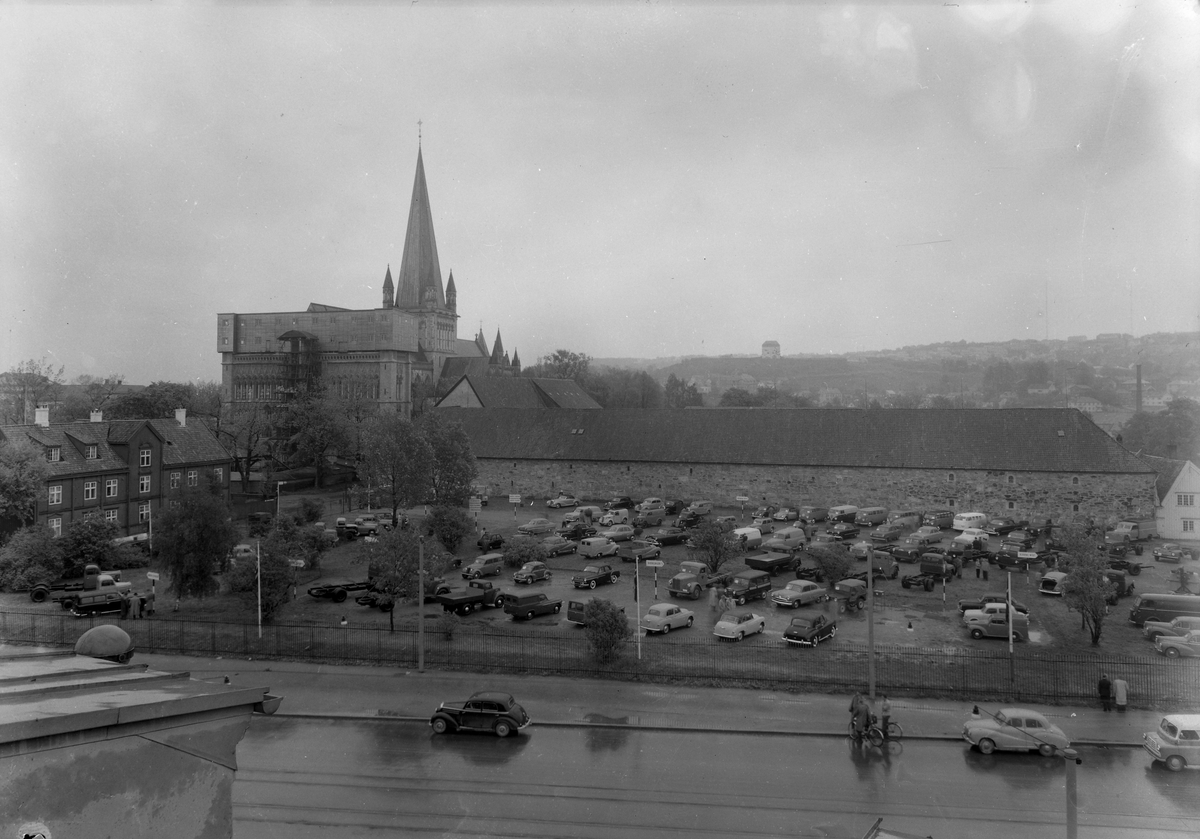 Oversikt over bilutstillingen på ytre Kongsgård 1953