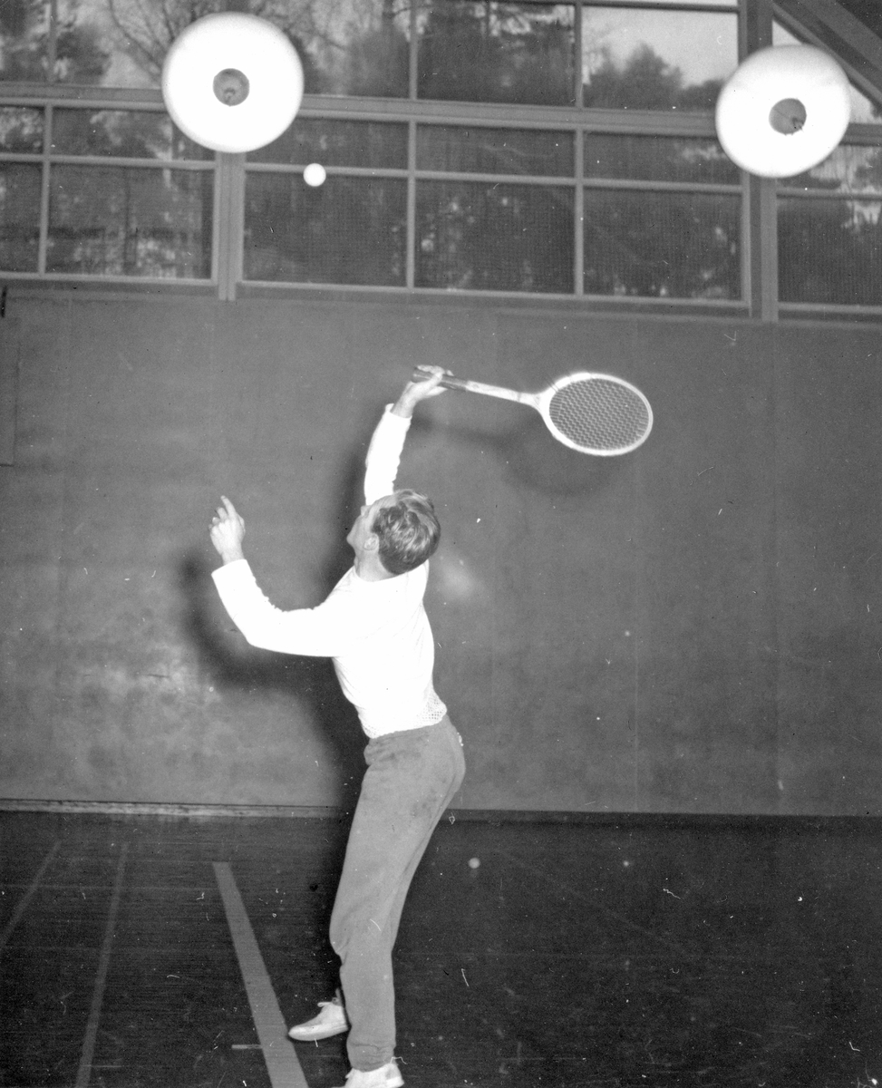 Tennisträning. Bilden ingår i ett fotoalbum.
