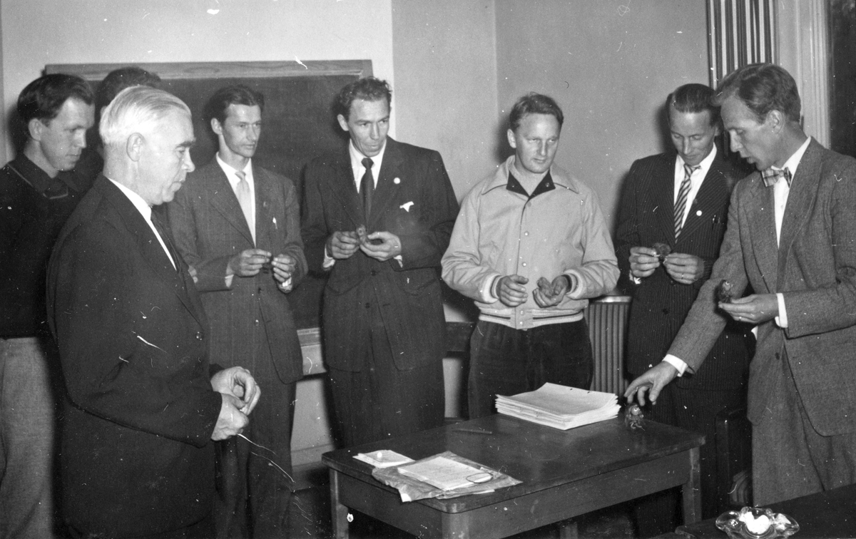 Information om ett litet troll. Fjärde man från vänster Åke Nordin. Bilden ingår i ett fotoalbum.
