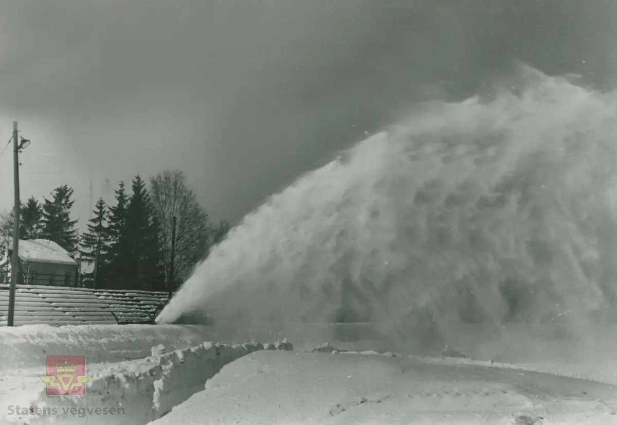 Demonstrasjon av Rolba produkter. Unimog lastebil  med snøfreser. Klikk på pilen til høyre for å se flere bilder.
