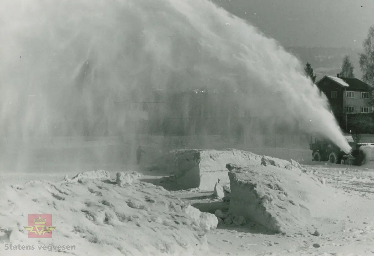 Demonstrasjon av Rolba produkter. Unimog lastebil  med snøfreser. Klikk på pilen til høyre for å se flere bilder.