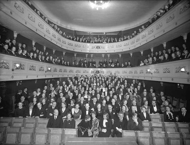 Växjö teater med nästan full salong. 1937. Balkonger och parketten.