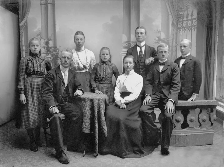 Mössmakare Lindahls familj, porträtt i ateljé. Ca. 1900