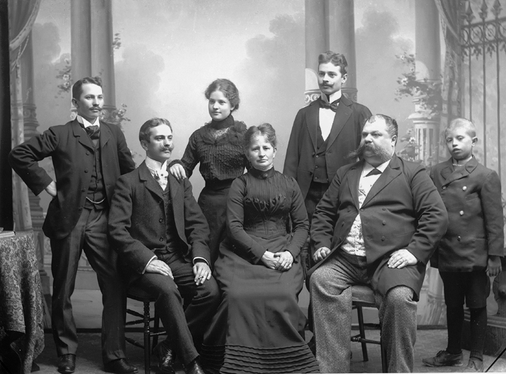 Barberare Andersson med familj, ca. 1900. Ateljéfoto.