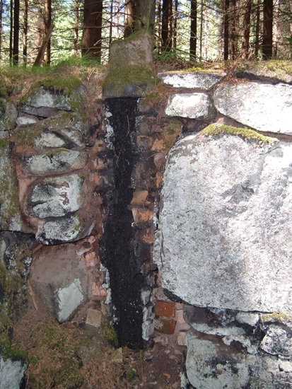 Kolugn
Foto av kolugn av kallmurad sten och tegel. Kolet användes under 1940-talet till bilbränsle.
Raä 203 a, 2005-10-28, reg i FMIS.