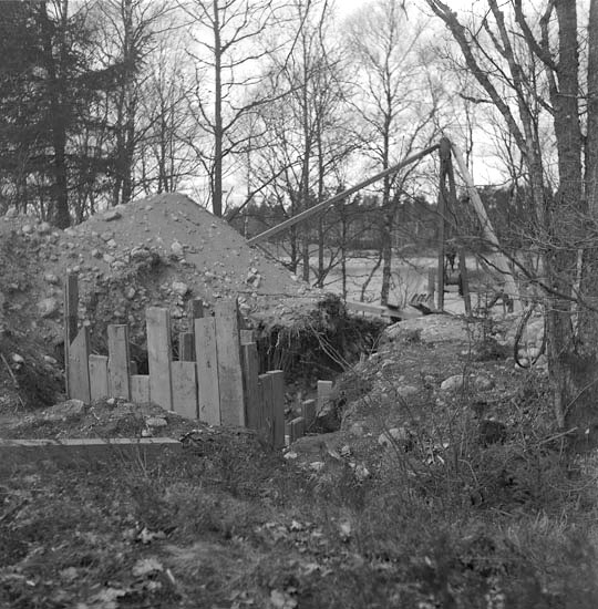 Traryds skans, grävning genom den västra vallen för kraftverkets räkning. Jfr rapport till RAÄ 1947.