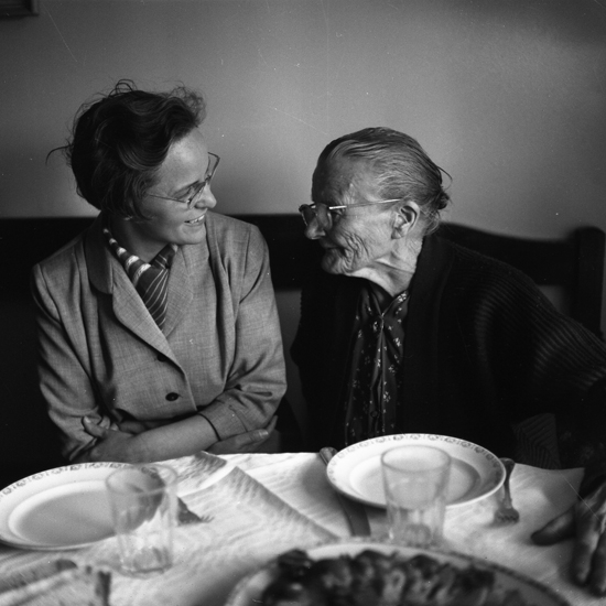 Holmseryd, Göteryd. Fru Vendla Johansson och fru Gertrud Sundvik vid inspelning av låtar. 1957.