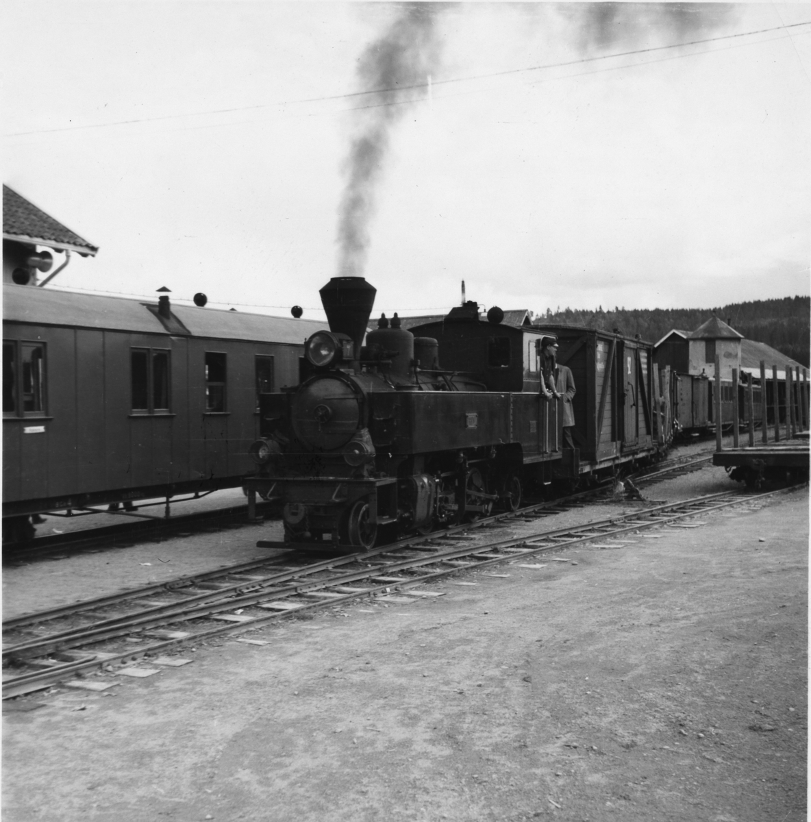 Skifting på Bjørkelangen stasjon med lok 7 Prydz. T.v. vogn BCo4.