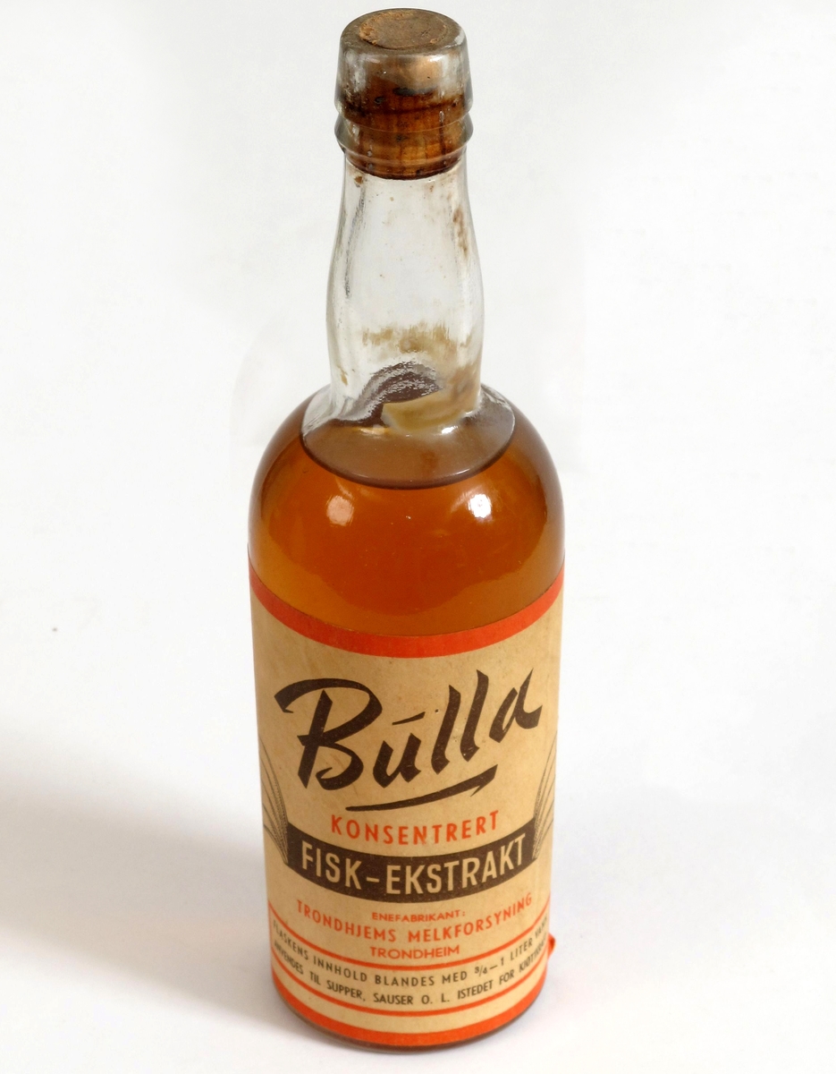 Flaske med kork og originalt innhold. Etikett med tekst, Bulla konsentrert fiskeekstrakt, produsert i Trondheim som krisevare, Brukes istedet for kjøttkraft. 