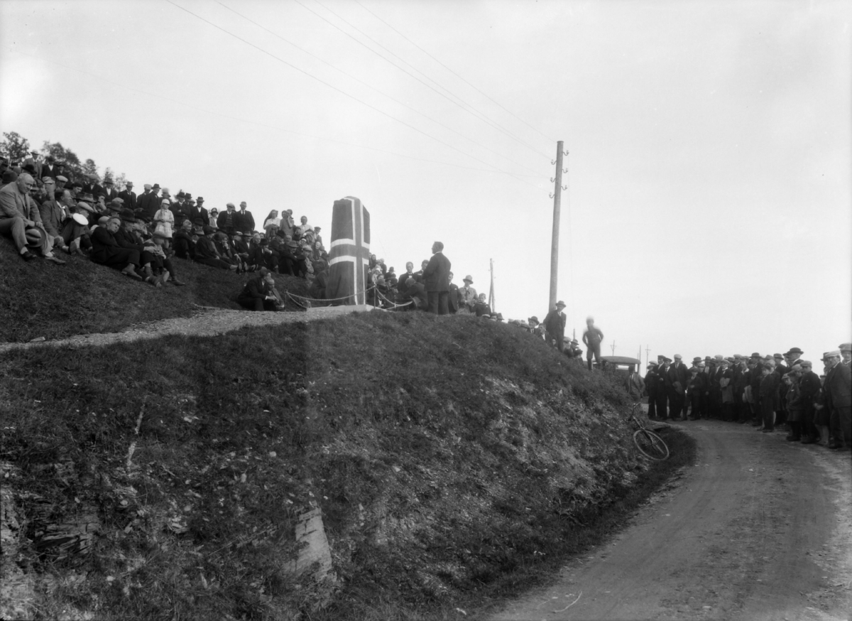Avduking av Bauta av Jon Nergaard i 1928 i Rindal.
