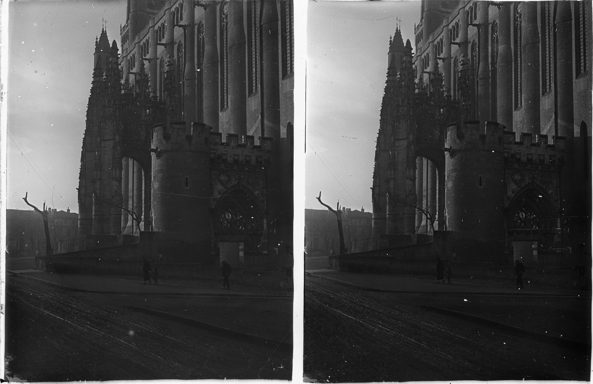 Stereobild med motiv av kyrka/ katedral.