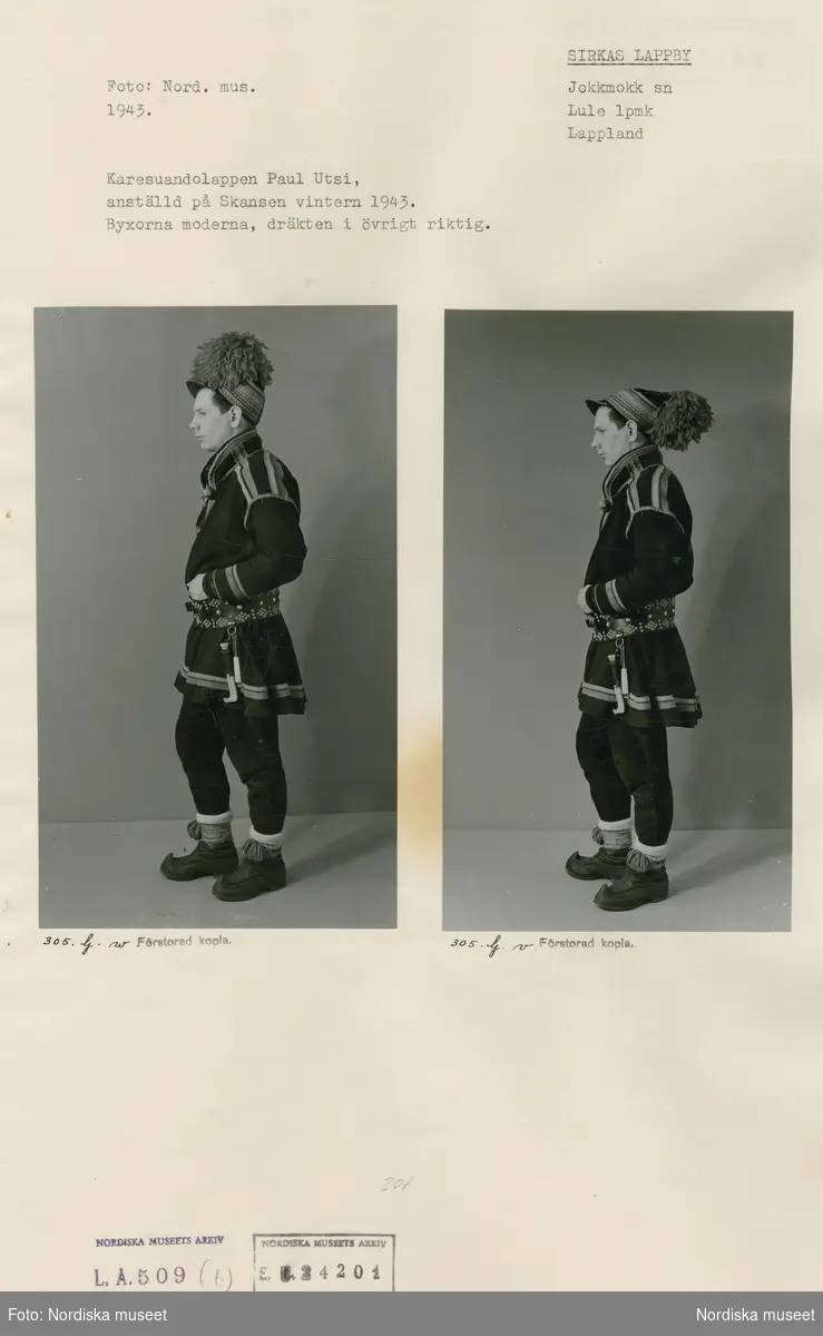 Ark med två monterade bilder föreställande Karesuandosamen Paulus Utsi i helfigur. Han är iklädd moderna byxor men i övrigt traditionell samisk dräkt. Utsi var anställd på Skansen vintern 1943.