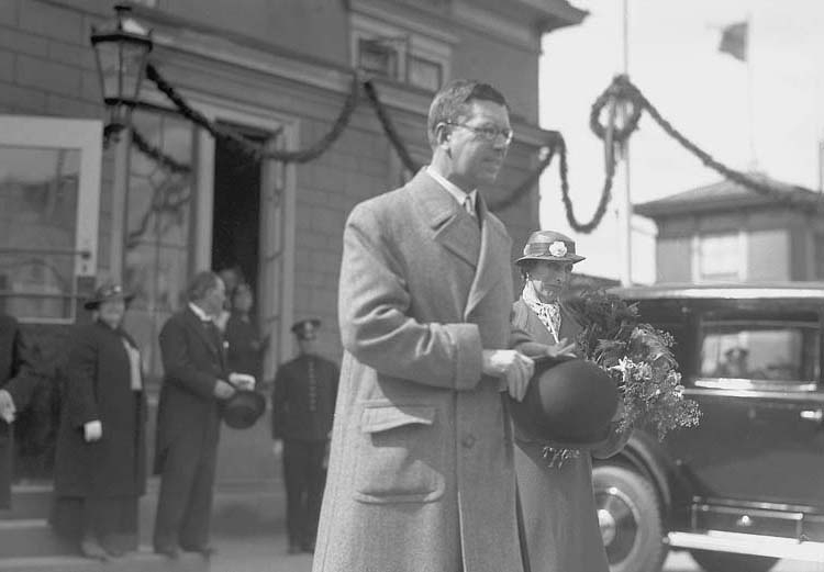 Kronprinsparets besök i Växjö., 1935.
Kronprins Gustaf (VI) Adolf är på väg mot de församlade på järnvägsplanen. Strax efter går hans gemål, Louise.