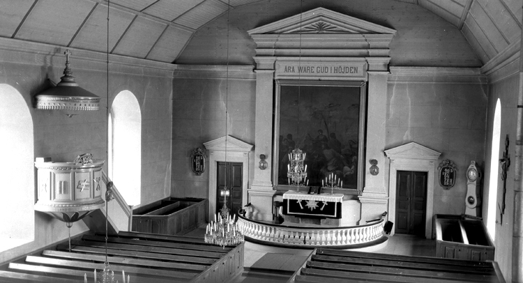Foto av kyrkan invändigt, mot altartavlan.
Litt.: Smålandsposten 14/5 1932.