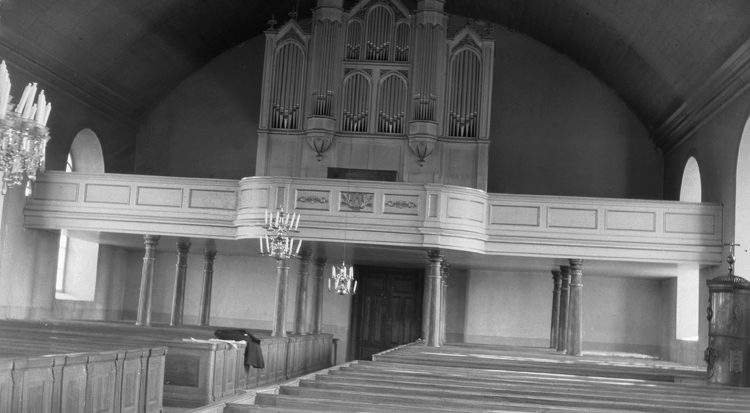 Foto i kyrkan mot orgelläktaren m.m..