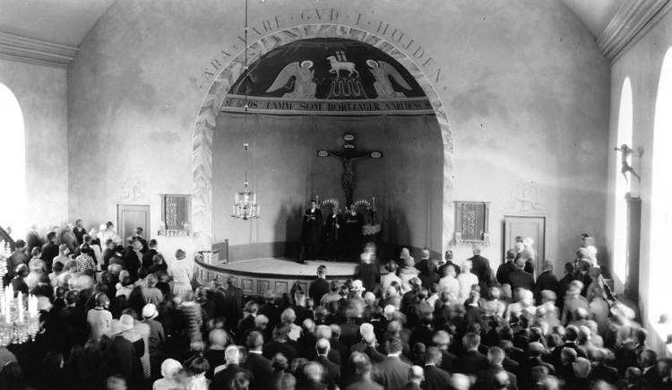 Foto av nyinvigningen av Lidhults kyrka efter
restaurering. Vid altaret fr. v.: komminister L. Hjelmgren, biskopen (Reuterskiöld)  och kyrkoherde S.A. Hjelmgren. 
Källa: Smålandsposten, tisdagen 19 augusti 1930.