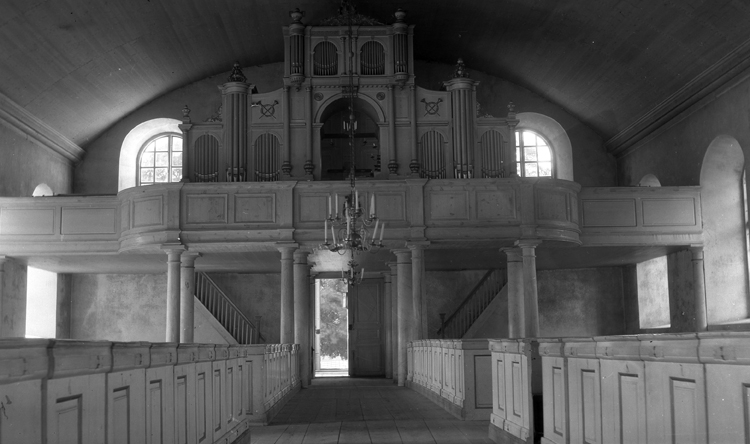 Foto i kyrkan mot orgelläktaren.