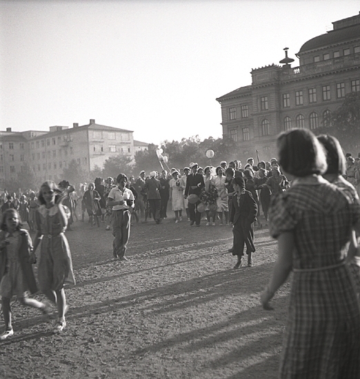 Studenterna, 1939. Studenter och anhöriga på väg över skolgården till Växjö Högre
Allmänna Läroverk. I bakgrunden skymtar en del av dåv. Växjö
lasarett.