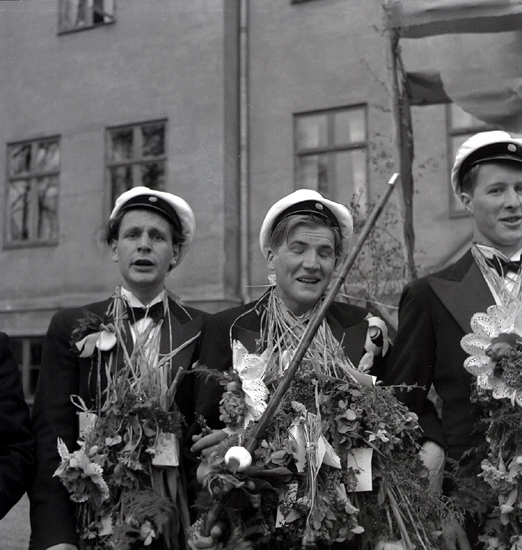 De första studenterna. 1944.
Uppställning med blommor och allt utanför studenthemmet på Västergatan.