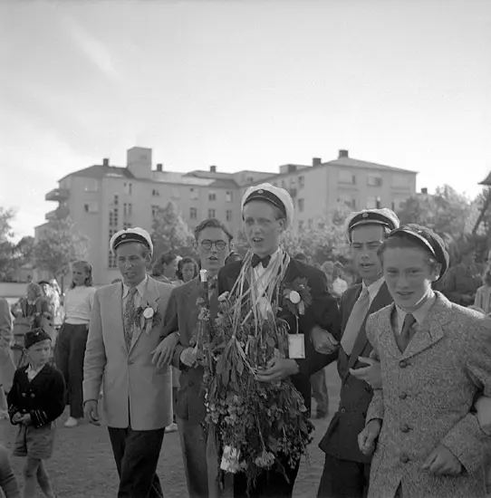 Studenterna, Andra Dagen, 1948. En Student Med Gratulanter På ...