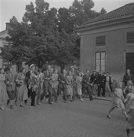 Studenterna första dagen, 23/5 1949.
Studenter och anhöriga m.fl. på väg uppför Storgatan mot Stortorget,
strax efter korsningen mot Linnégatan.