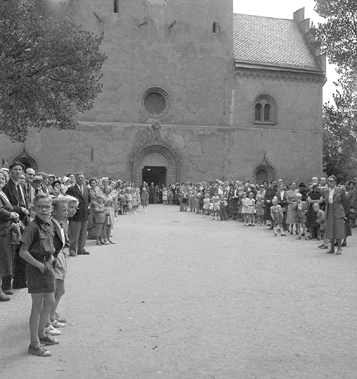 Folkskolornas avslutning 1953. 
Väntande åskådare vid domkyrkans port.