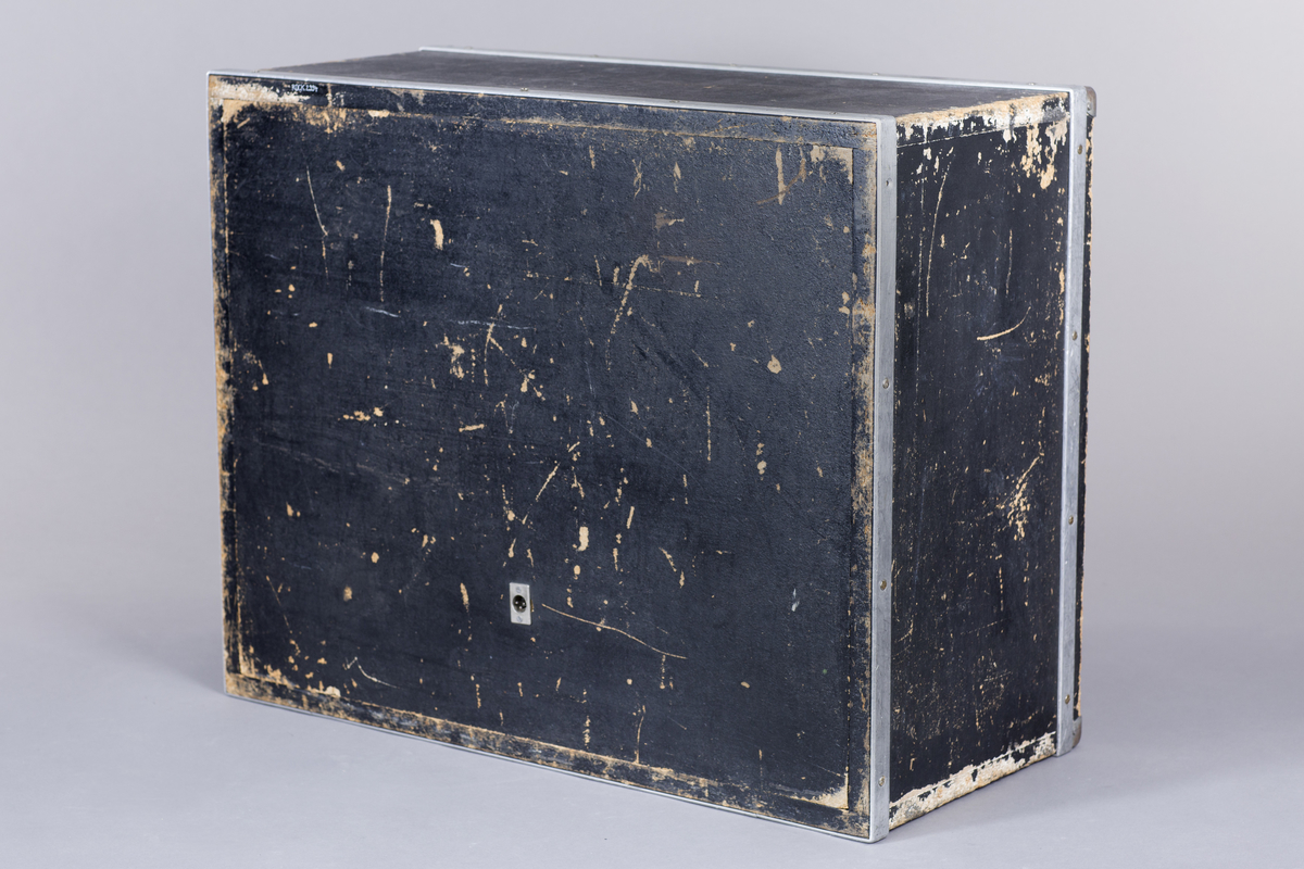 Kabinett i sort kasse som har blitt brukt sammen med forsterker fra Gruff.