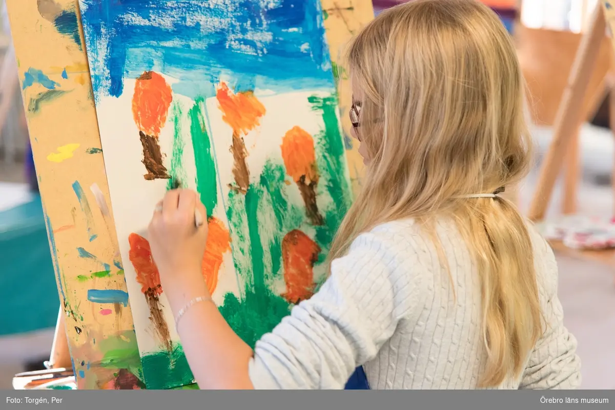 Lillåns Södra skola klass 4b besöker länsmuseet. "Hela universum är du" Ett samarbete mellan konstnären
Cecilia Meyer, Rädda Barnen och Region Örebro.