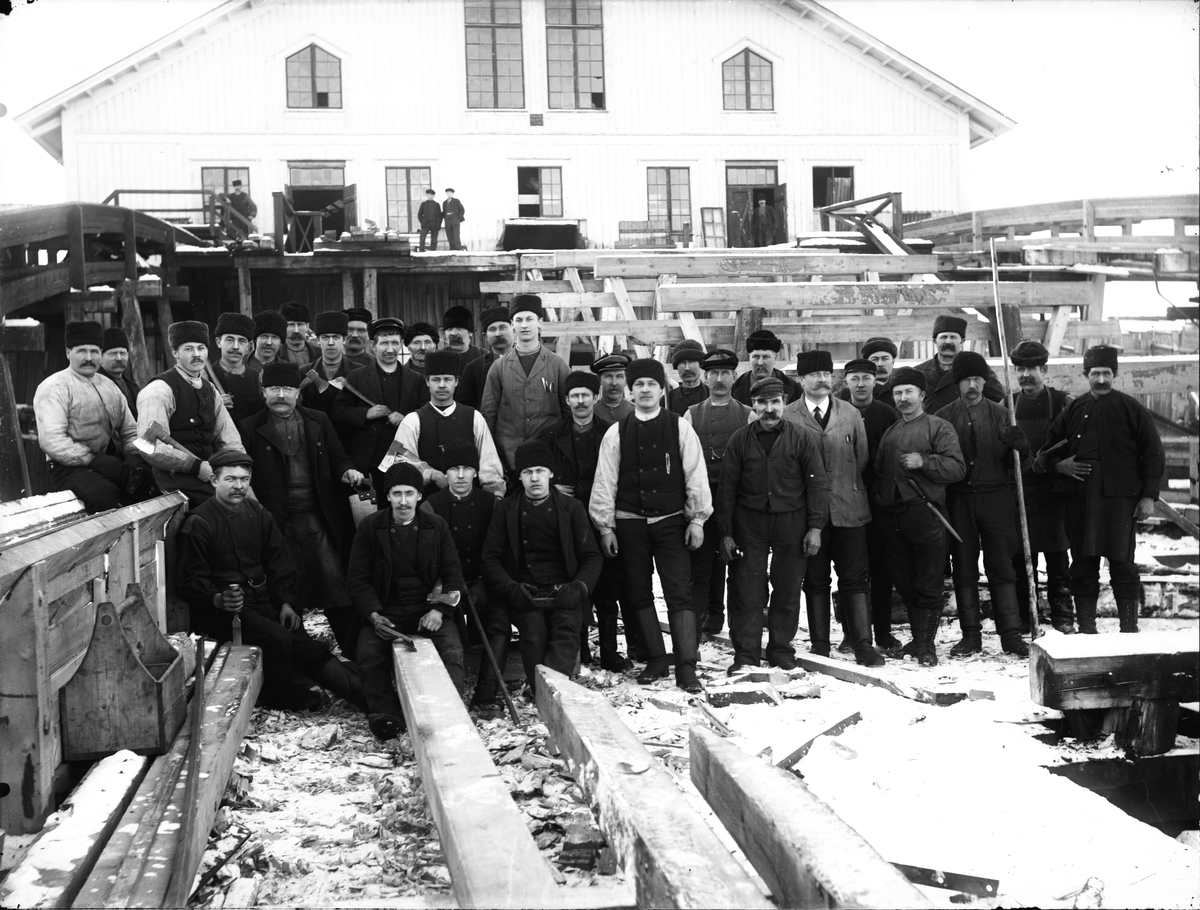 Gruppbild, sågverksarbetare.