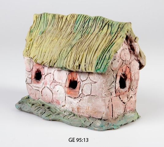 Sydeuropeiskt hus med vasstak.
Modellbygge i lera och wellpapp (motiv: filmen "Gullivers resor") visande arbeten i nämnda material.

Inskrivet i huvudbok 2008.